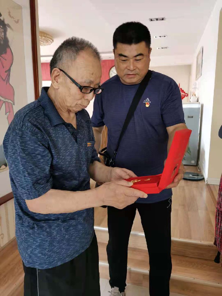煙臺市科技館組織“七一”走訪慰問 為老黨員頒發(fā)“光榮在黨50年” 紀念章